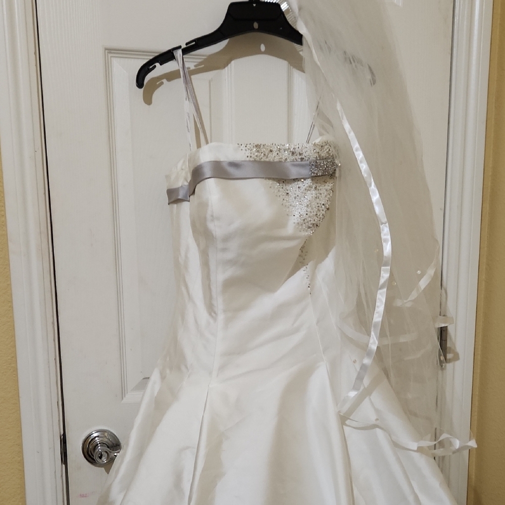Elegant White Wedding Dress with Veil